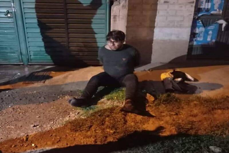 Delincuente castigado por la enardecida población.