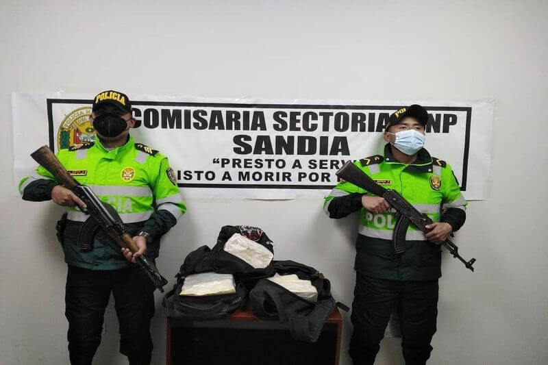 Sujetos prefirieron dejar la droga para huir de la Policía.