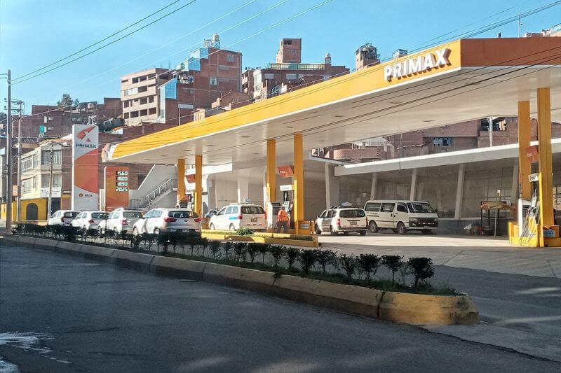 Diferentes grifos de la ciudad de Puno muestran nueva tarifa de precios.