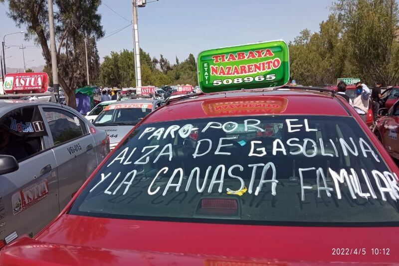 Taxistas asistieron a movilización con frases como "Viva el paro" en el parabrisas.