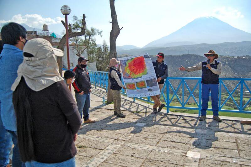 Especialistas del Ingemmet realizan investigaciones sobre las erupciones ocurridas.