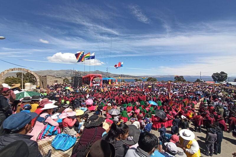 Autoridades y población reciben a los representantes del Parlamento Andino.