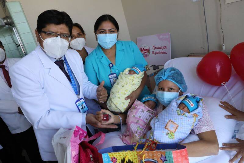 Joven mujer da a luz a trillizos en el hospital Rebagliati, en Lima.