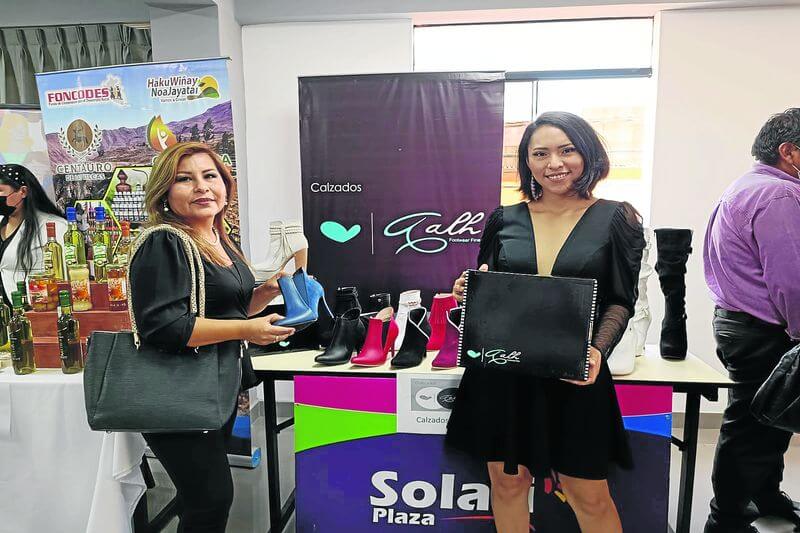 Martha Gómez y uno de los locales con productos peruanos que expende en Solari.