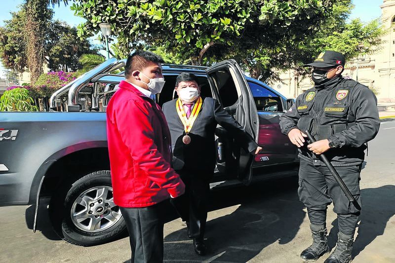 Este martes Julio Medina fue resguardado por agentes de seguridad personal.