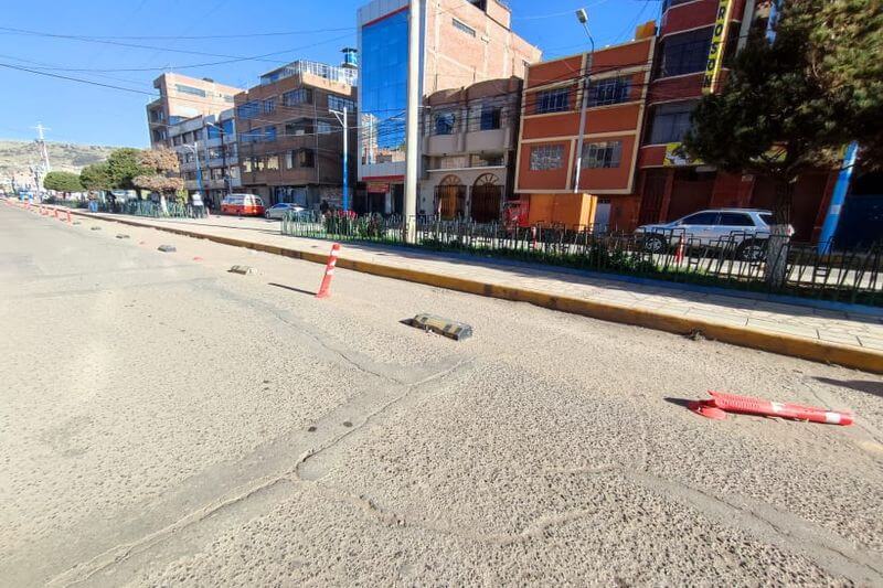 Daños que causó el vehículo pesado en Av. Titicaca.