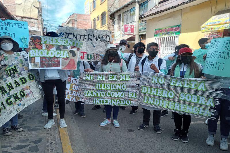 Estudiantes salieron a protestar por sus internados.