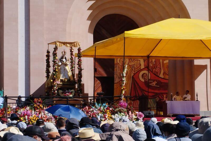 Miles peregrinaron para estar frente a la imagen de la Virgen de Chapi luego de dos años.