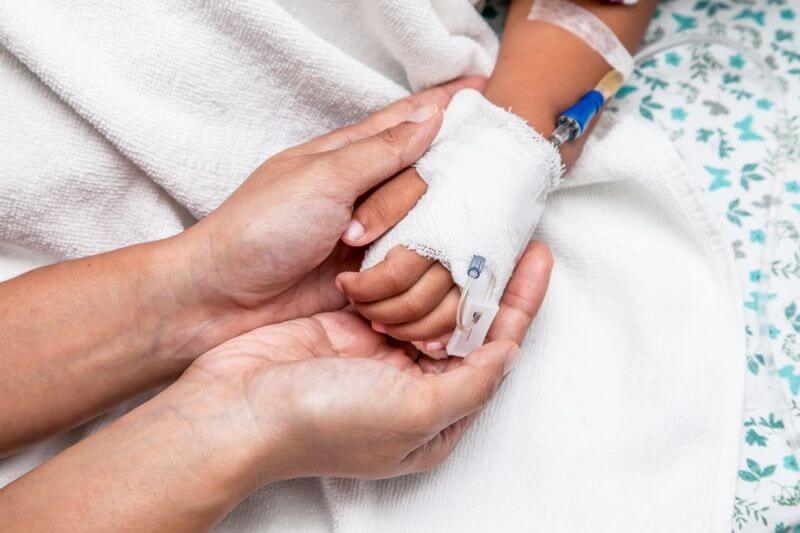 El niño y sus 3 hermanitas están en la casa hogar luego de la muerte de su papá.