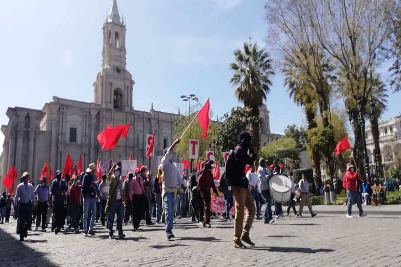 Obreros y trabajadores públicos se unieron a protesta en Plaza de Armas.