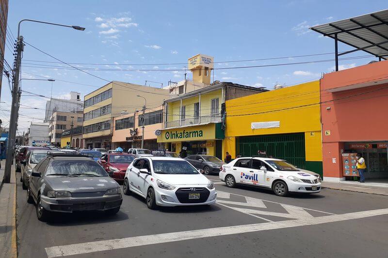 Choferes señalan que el alza constante de los carburantes afecta su actividad.