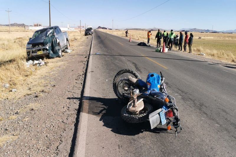 ¡Trágico! El conductor de la motocicleta de número de matrícula 5533-3G, falleció tras estrellarse con violencia contra una camioneta en el kilómetro 15 de la vía Juliaca - Huancané, a la altura de la comunidad San Bartolomé. Sus restos yacían en medio de la carretera.