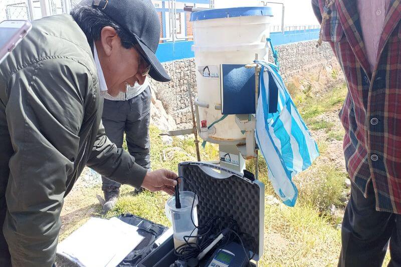 Autoridades realizaron la muestra de agua del Titicaca.