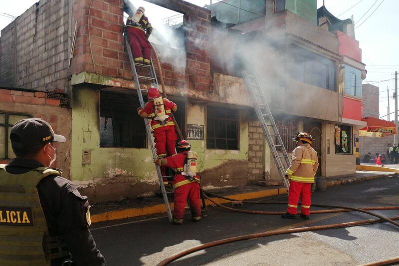 Tres compañías de bomberos trabajaron por más de una hora para apagar el fuego.