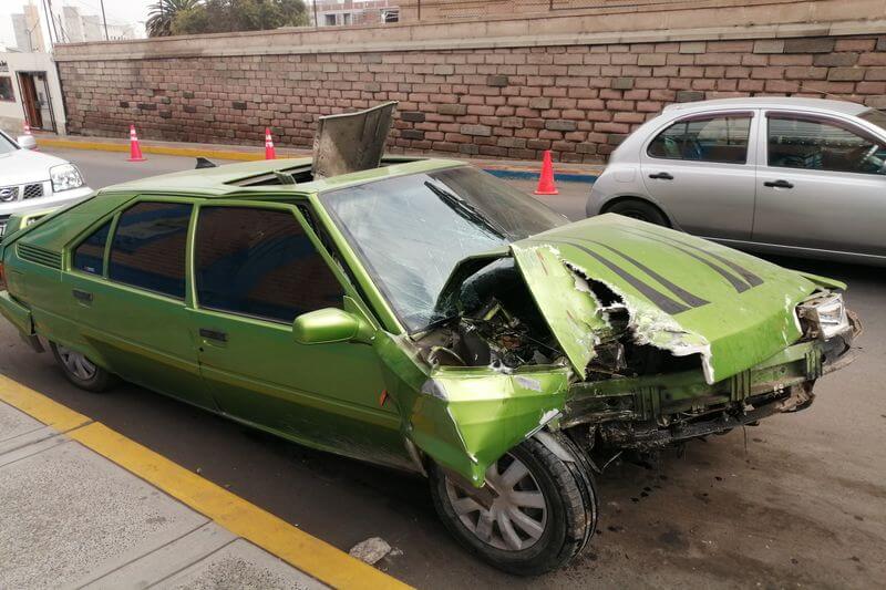 Auto arrancó de su base un poste de baja tensión tras invadir la vereda.