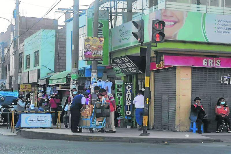 Cambistas de Av. Coronel Mendoza dicen que continúa tendencia al alza del dólar.