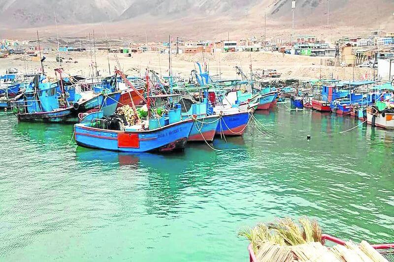 Pescadores artesanales se oponen al ingreso de bolicheras a espacio marítimo.