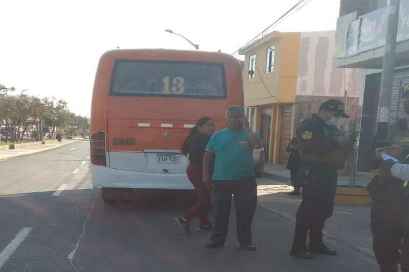 Escolar fue trasladada al hospital Hipólito Unanue para descarte de fracturas.