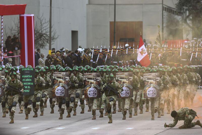 Comandos Chavín de Huántar desfilaron con la moral alta... los excomandos protestaron afuera de "Pentagonito" al ser excluidos