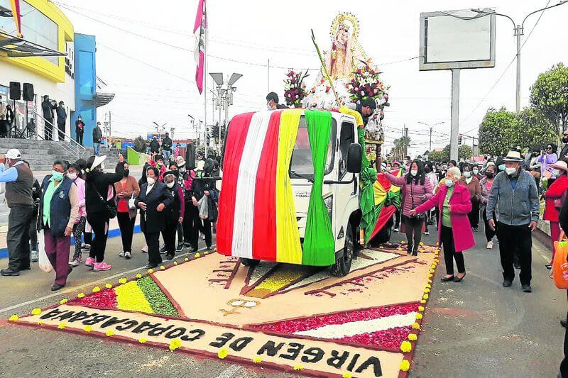 Imagen de la Virgen fue paseada en vehículo por calles del distrito Alto de la Alianza.