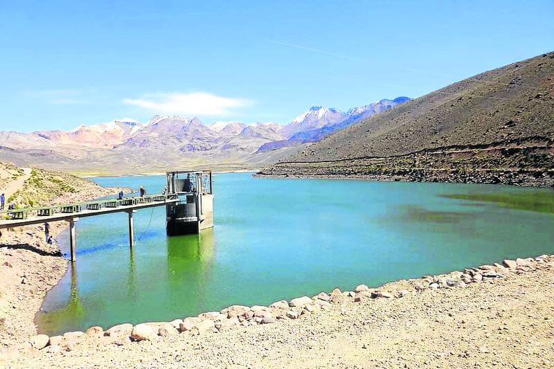 Caudal de salida de la represa Paucarani es de 776 litros de agua por segundo.