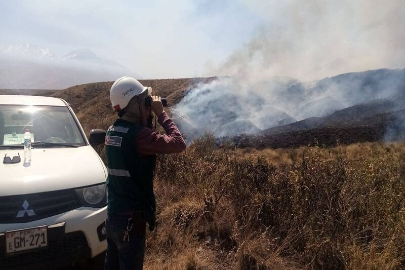 Intentan controlar fuego en las faldas del volcán Misti, en el sector Los Pastores.