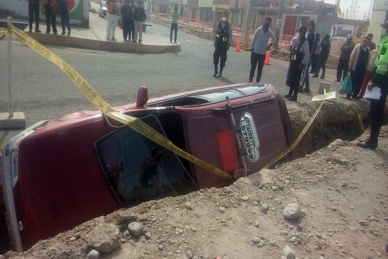Auto cayó en zanja cavada en la avenida Los Molles por obra de desagüe.
