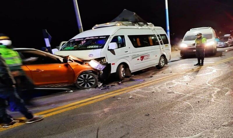 El auto pudo caer al abismo. Policía se salvó de milagro.