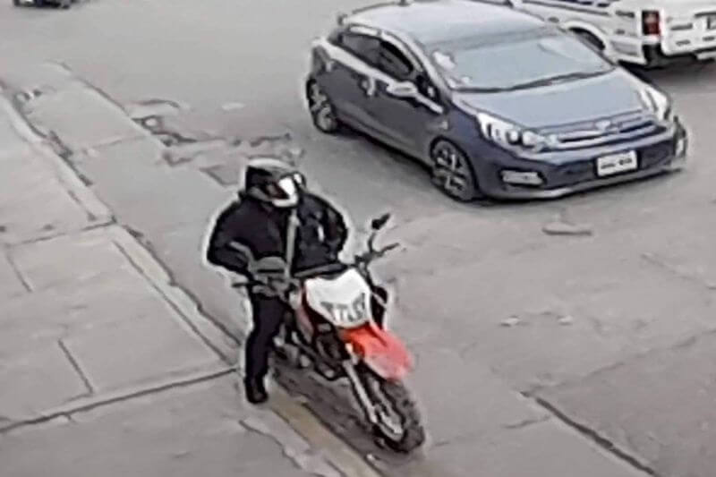 Sujeto en moto esperaba a sus dos cómplices que asaltaban en la financiera para huir.