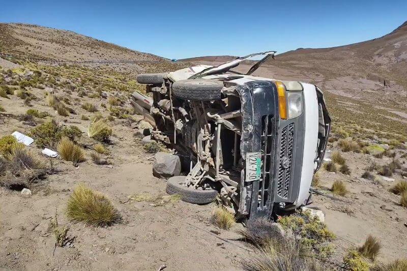 Poco quedó del vehículo siniestrado después de rodar por un barranco.