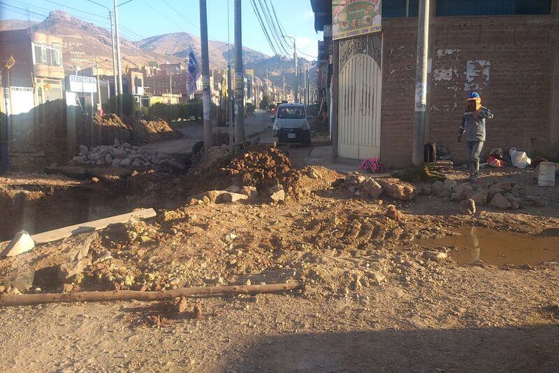 Terreno cedió afectando un poste y dos viviendas.