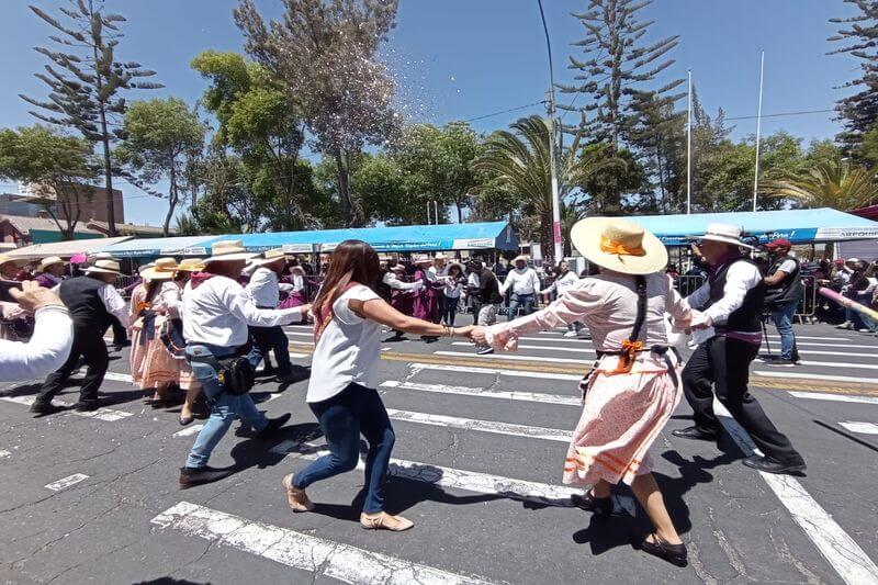 Autoridades y funcionarios del GRA participaron de colorido recorrido.