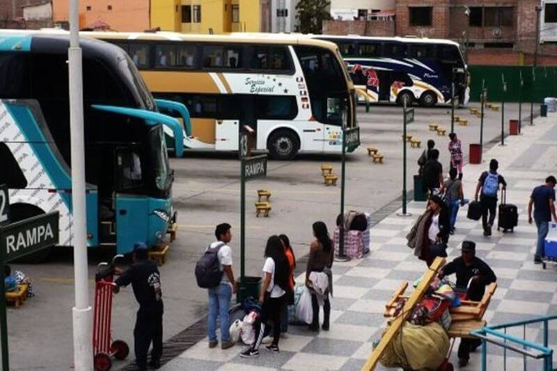 Ciudadanos aprovechan feriado largo para viajar a diferentes regiones.