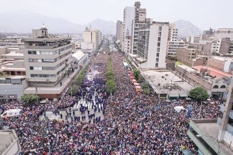 Un mar de fieles veneraron al Señor de Pachacamilla.