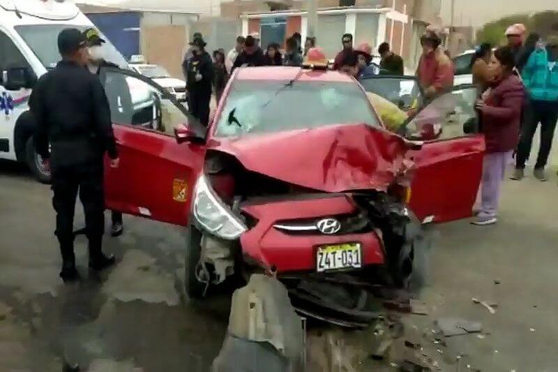 Chofer y copiloto de auto quedaron atrapados tras violento impacto.