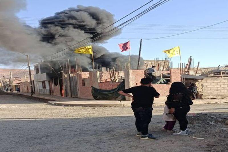 Comensales de "pollada" rescataron a menores por el techo de su casa.