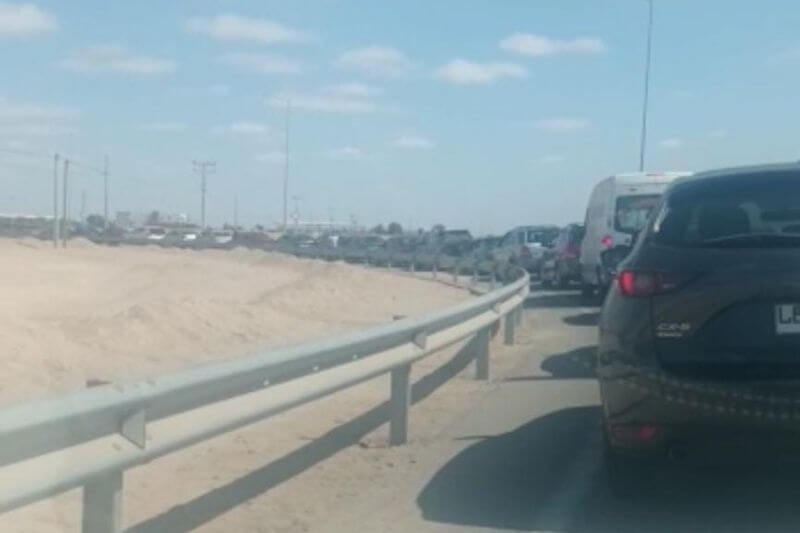 El último sábado hubo una larga fila de vehículos en la frontera.