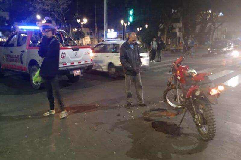 Motociclista salió ileso de accidente ocurrido frente a la plaza Zela.