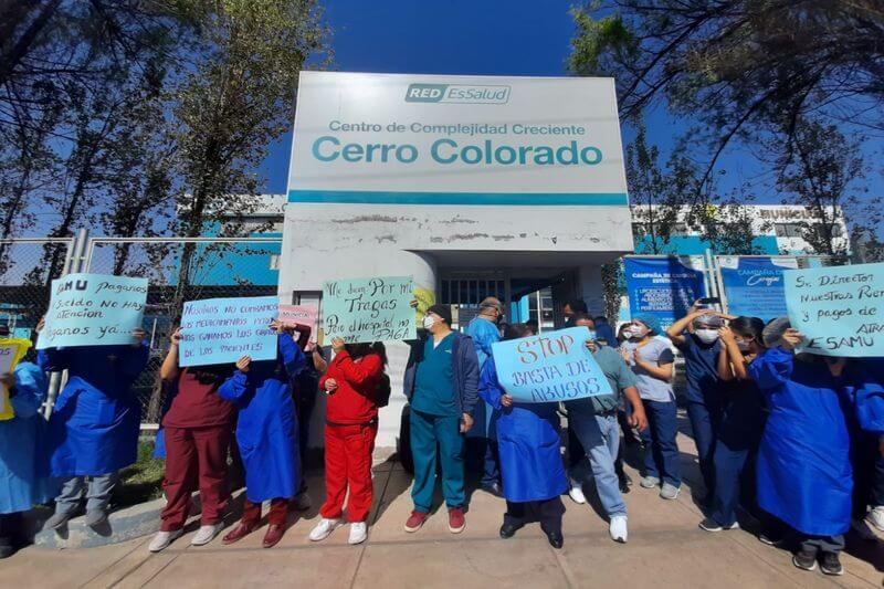 Pacientes que asistieron ayer tuvieron que esperar a que personal atienda.