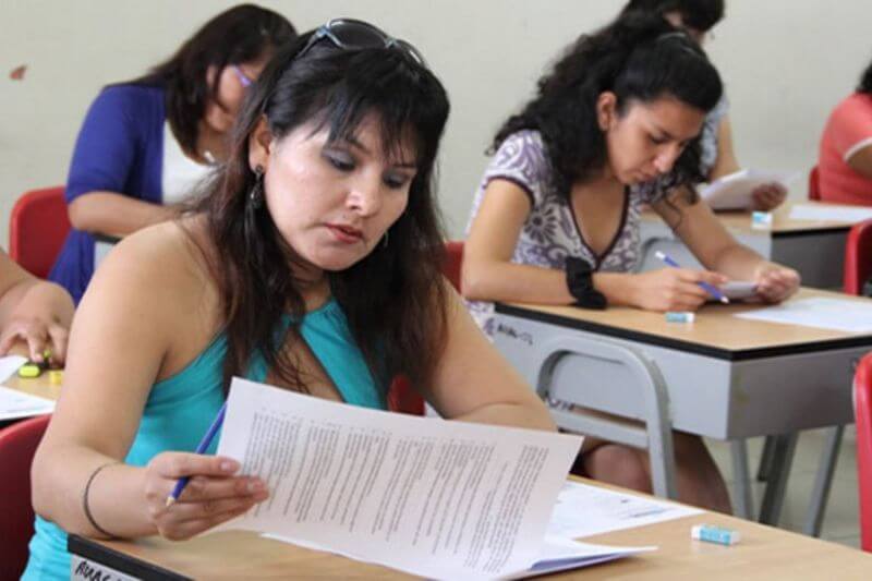 Profesores se preparan para rendir evaluación la próxima semana.