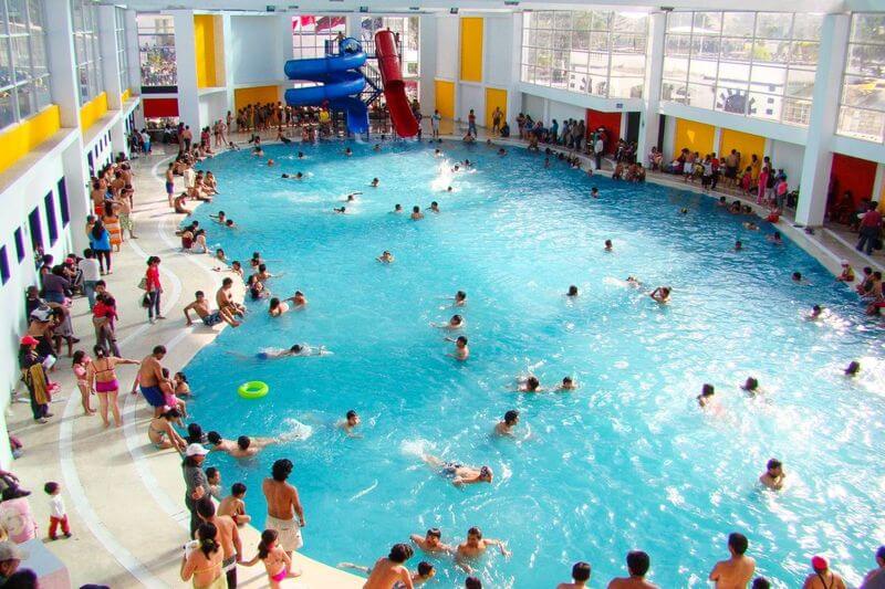 Ciudadanos empiezan a asistir más a las piscinas debido al incremento del calor.