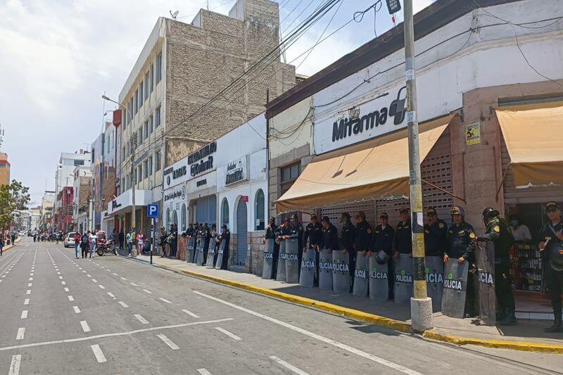 Mayoría de negocios de la avenida San Martín no atendieron este jueves.