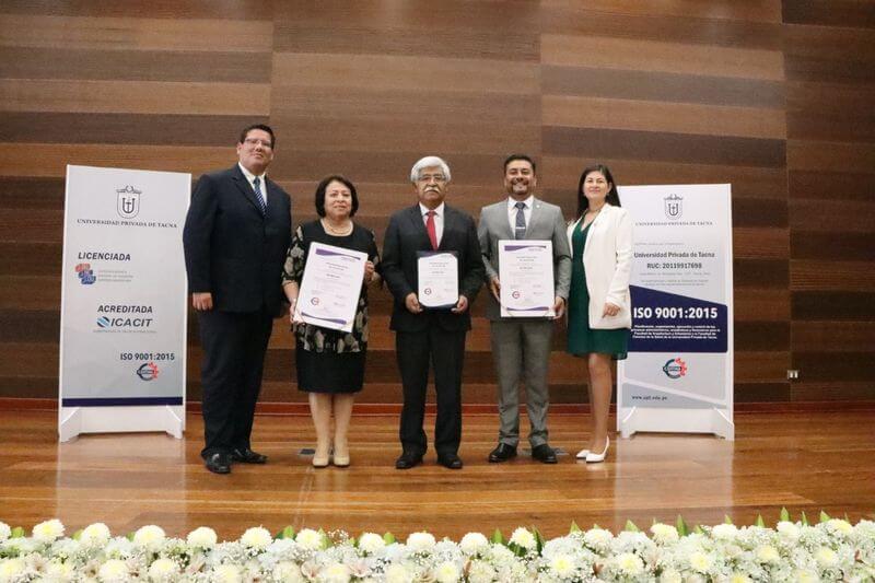 Autoridades universitarias recibieron certificados este miércoles.