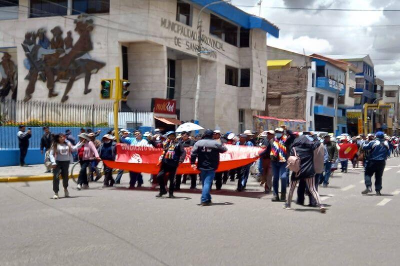 Aduce que la población pide que se vayan todos.