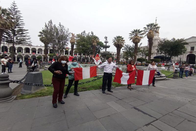 Profesores realizaron lavado de bandera en la Plaza de Armas de la ciudad.