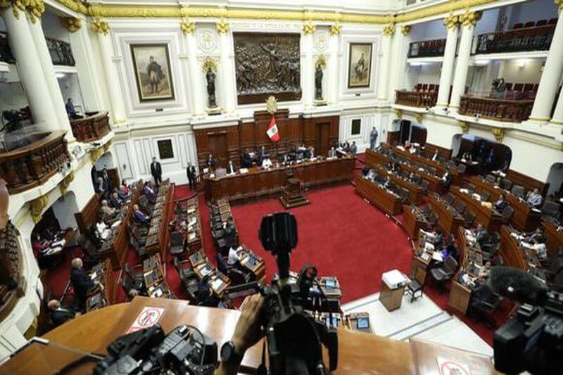 Aprueban reforma constitucional que posibilitaría adelanto de elecciones.