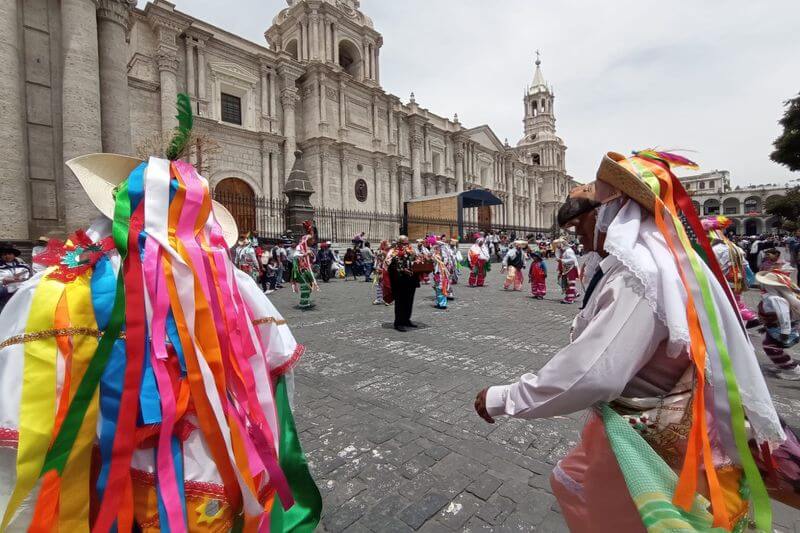 Decenas de músicos y danzarines se desplazaron por el Centro Histórico.