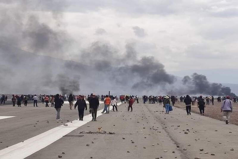 Aerolíneas reprograman vuelos debido a bloqueos de manifestantes.