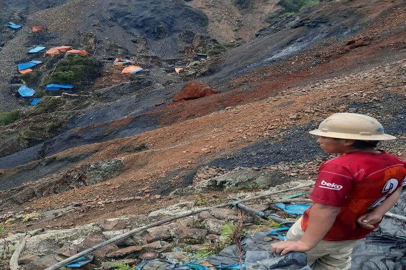 Alud de tierra sepultó los campamentos mineros.