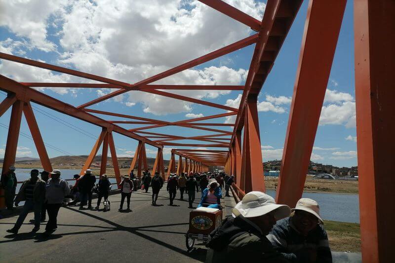 Habilitan por unas horas el puente de Ilave.